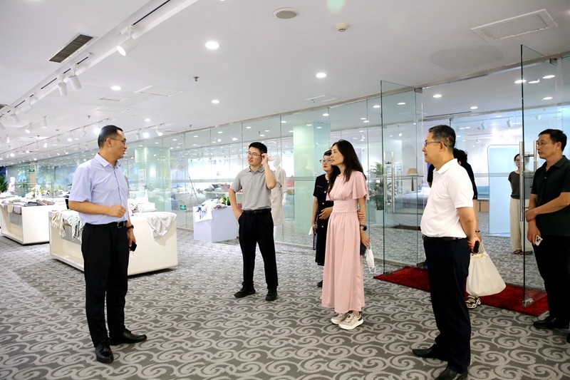 國家發改委經貿司商品平衡二處處長徐婷婷一行考察孚日